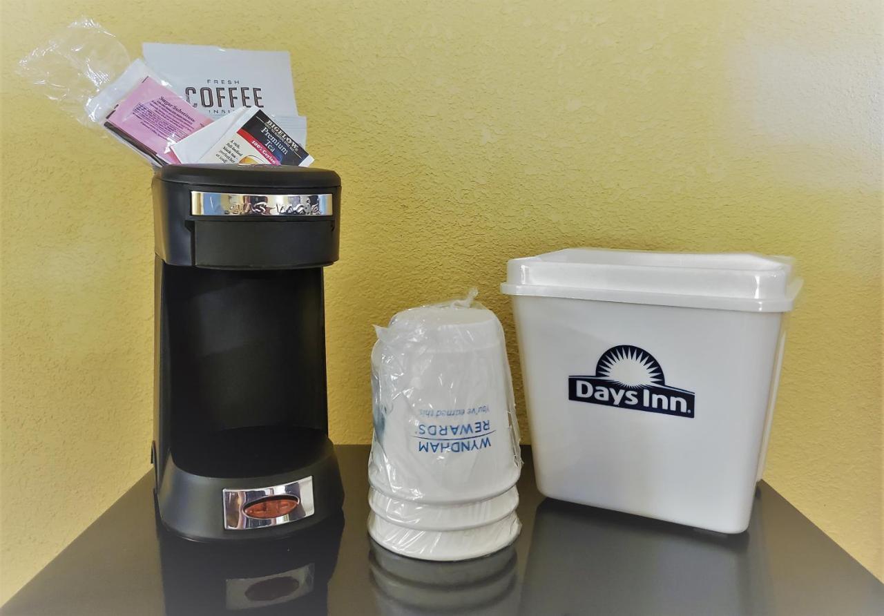 Days Inn By Wyndham Таусън Екстериор снимка